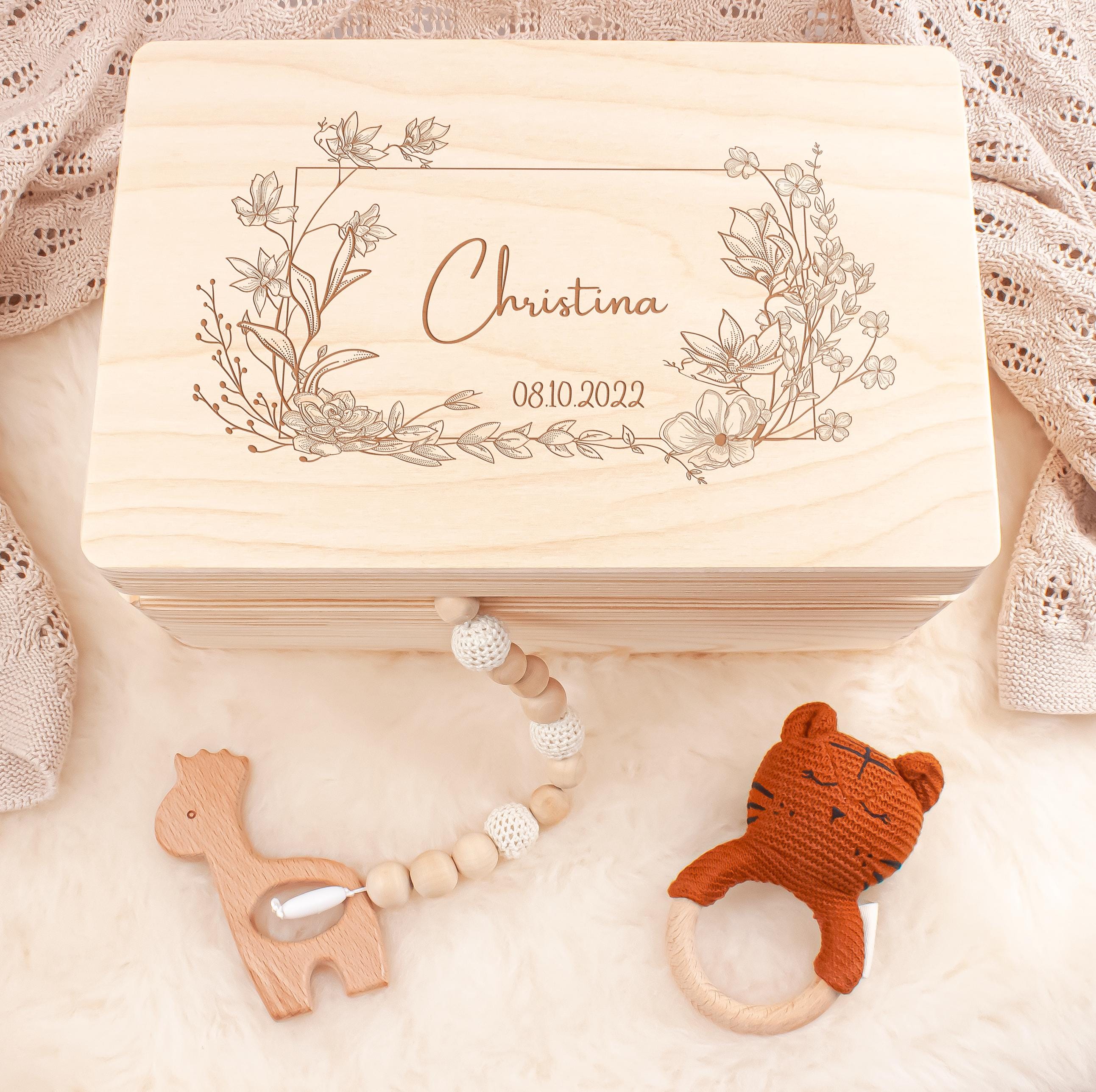 Erinnerungskiste Baby personalisiert aus Holz | Holzkiste mit Name "Blumenrahmen"  | Geschenk zur Geburt oder Taufe