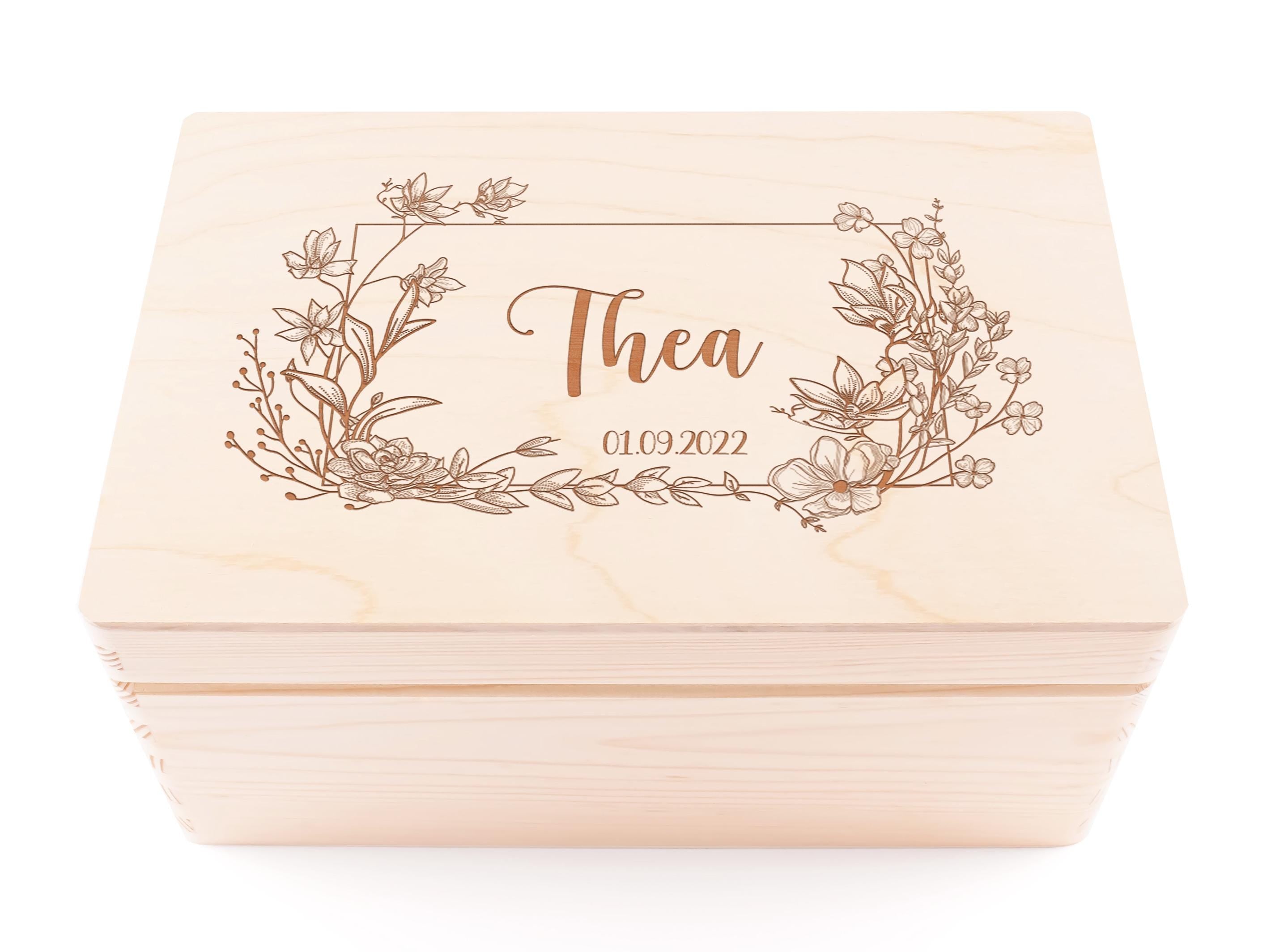 Erinnerungskiste Baby personalisiert aus Holz | Holzkiste mit Name "Blumenrahmen"  | Geschenk zur Geburt oder Taufe