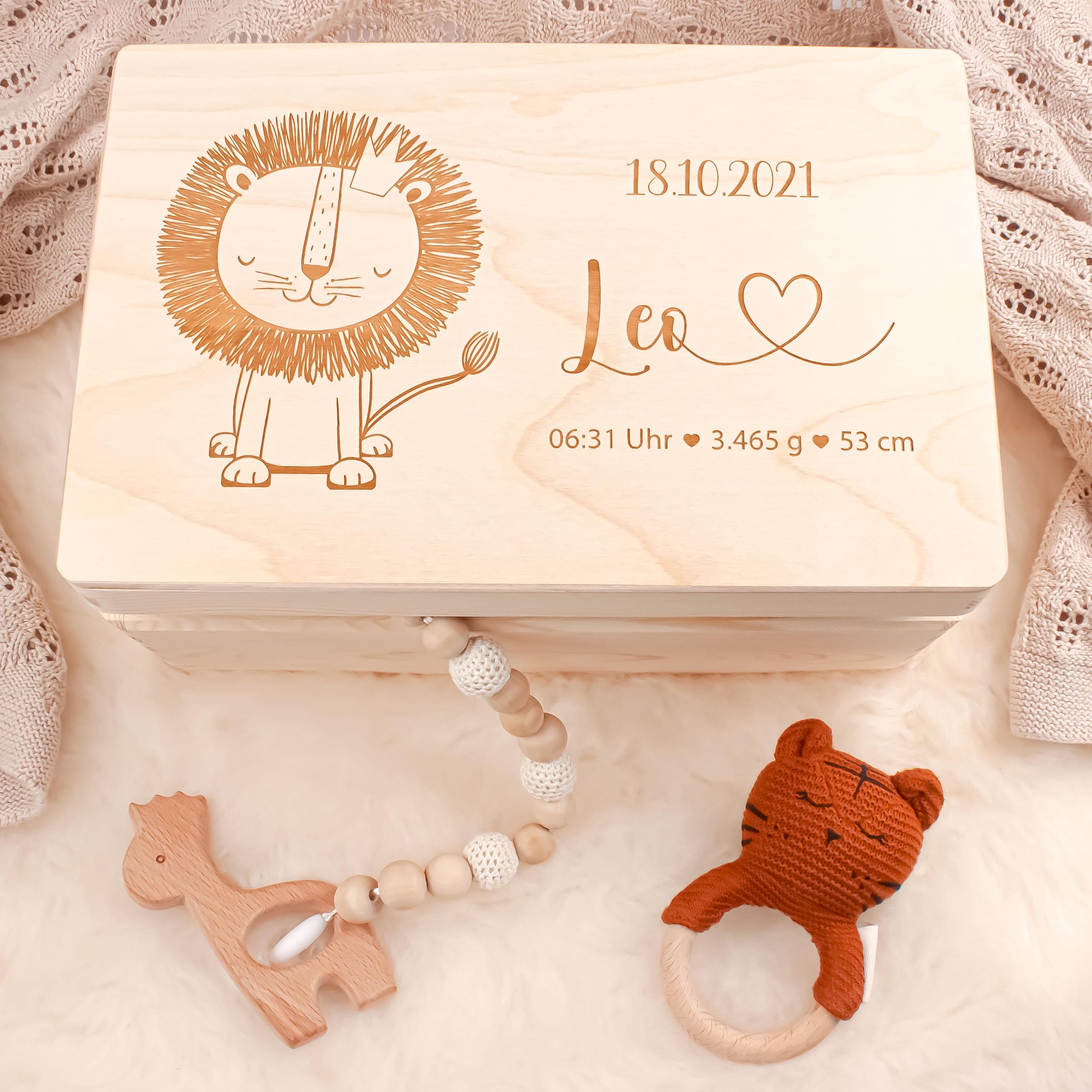 Erinnerungskiste Baby personalisiert aus Holz | Holzkiste mit Name & Geburtsdaten "Löwe" | Geschenk zur Geburt oder Taufe