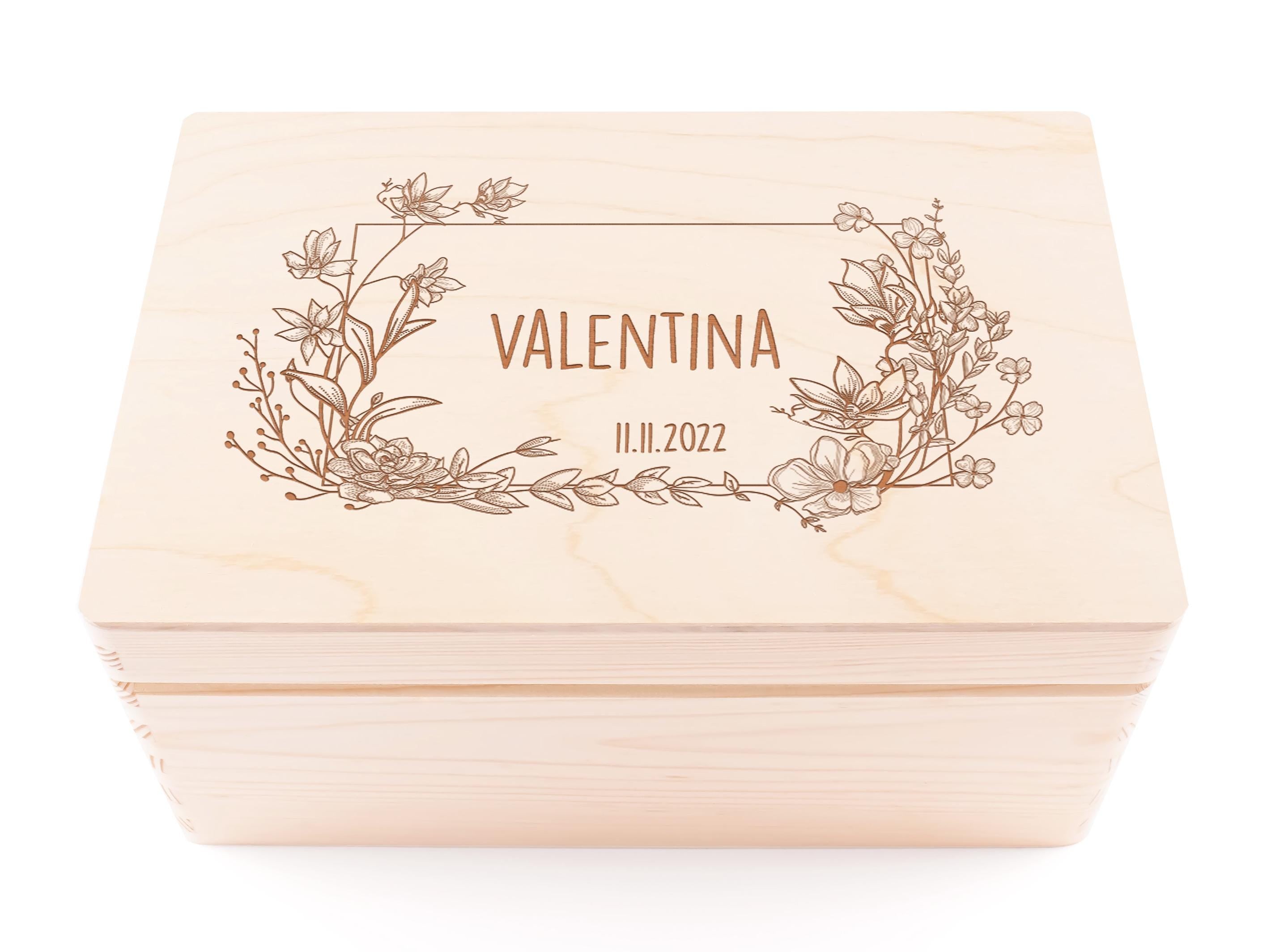 Erinnerungskiste Baby personalisiert aus Holz | Holzkiste mit Name "Blumenrahmen"  | Geschenk zur Geburt oder Taufe