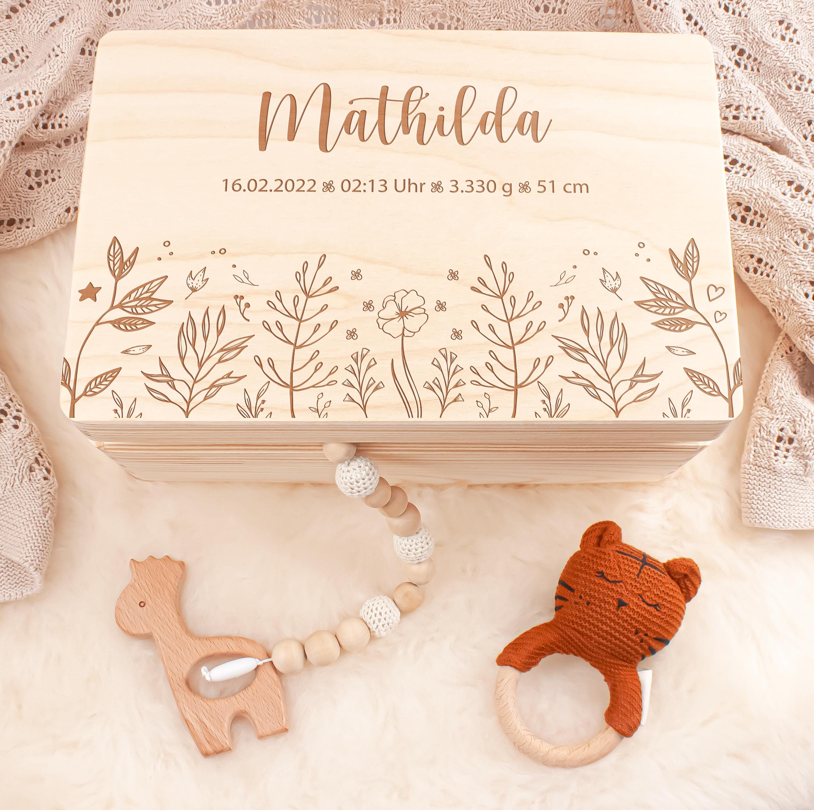 Erinnerungskiste Baby personalisiert  | Holzkiste mit Name & Geburtsdaten "Blumenwiese" | Geschenk zur Geburt oder Taufe