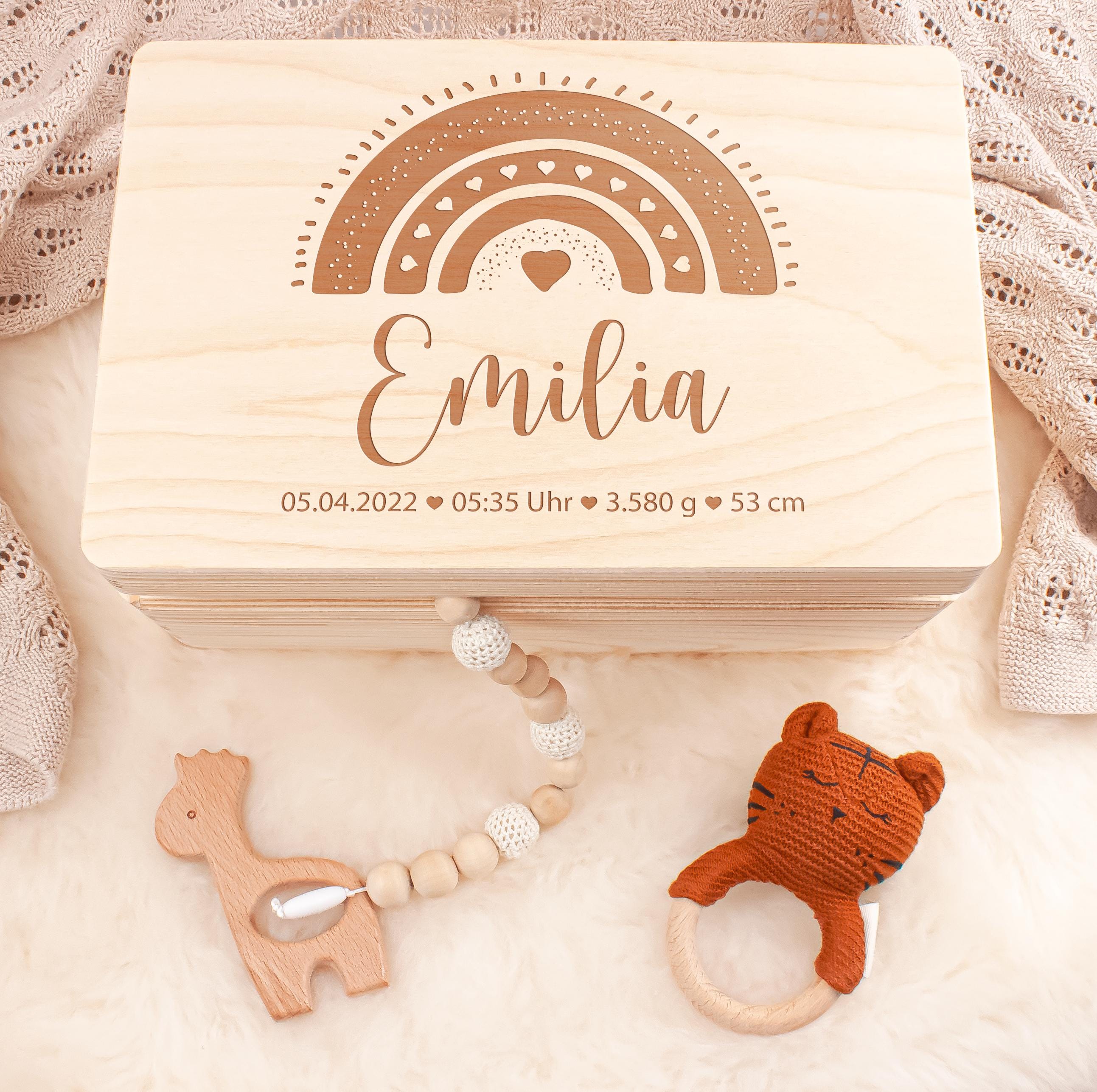 Personalisierte Erinnerungskiste Regenbogen - Erinnerungsbox Baby - Holzkiste Baby - Geschenk zur Geburt - Geschenk zur Taufe
