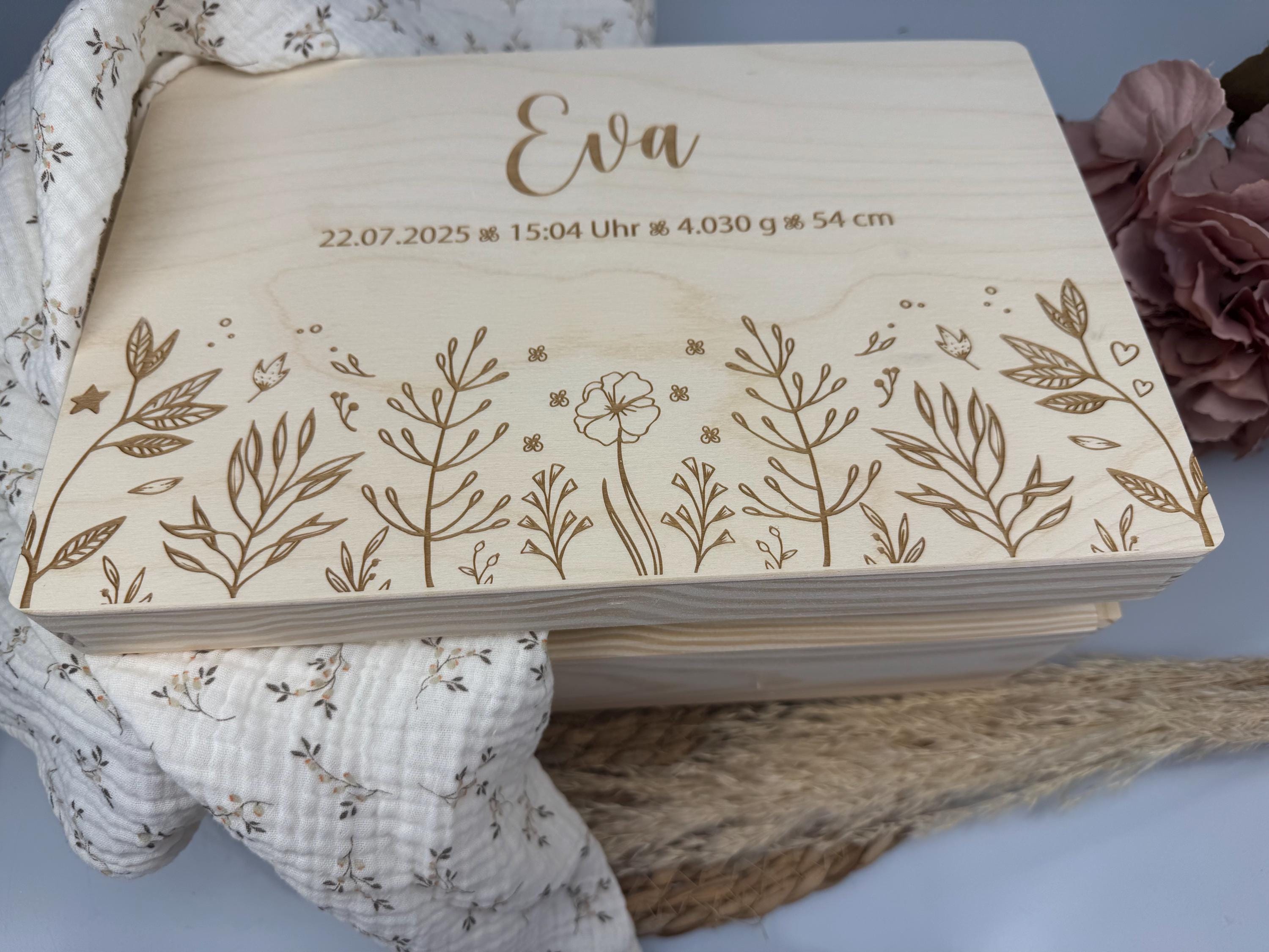 Erinnerungskiste Baby personalisiert  | Holzkiste mit Name & Geburtsdaten "Blumenwiese" | Geschenk zur Geburt oder Taufe