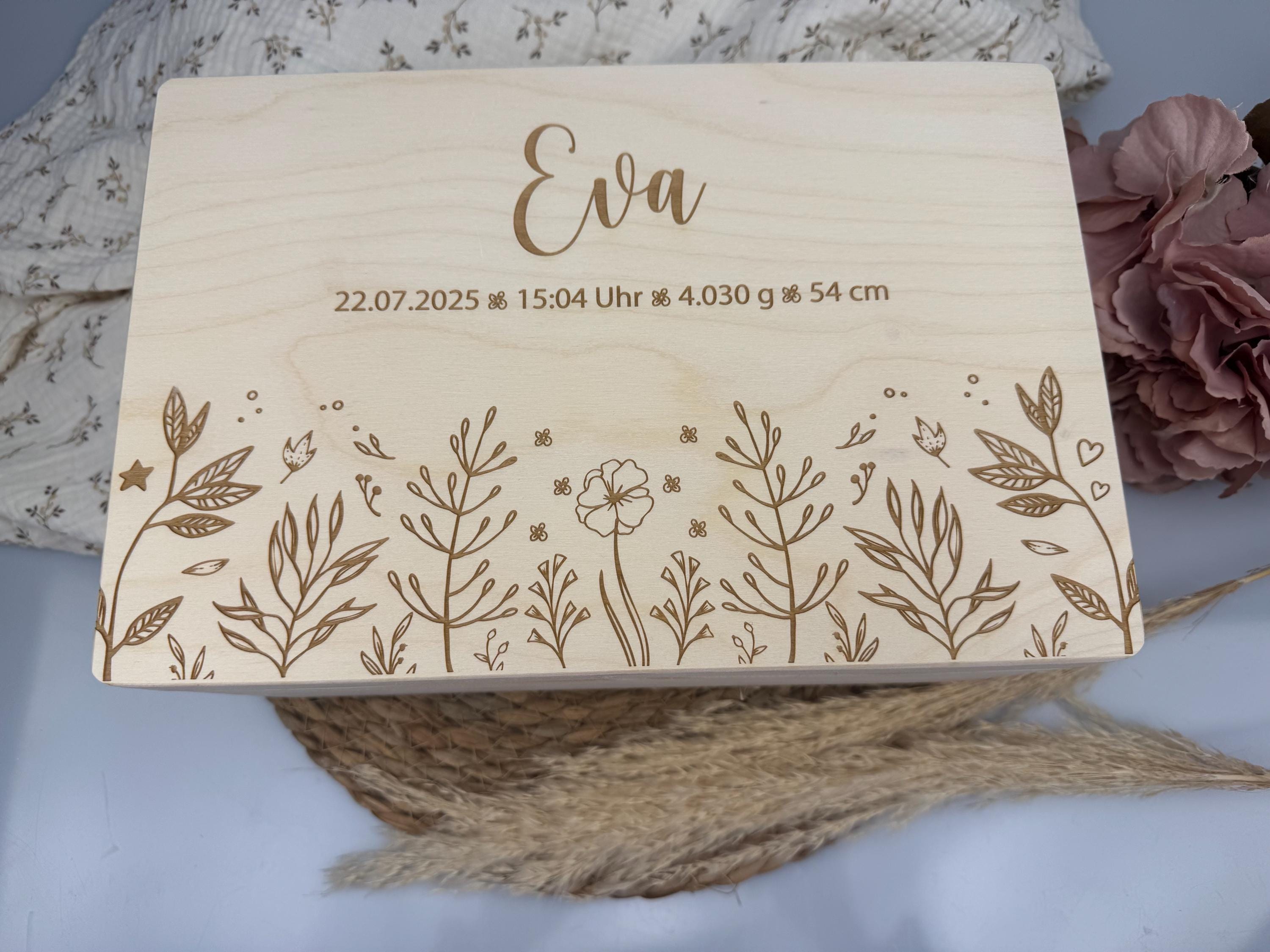 Erinnerungskiste Baby personalisiert  | Holzkiste mit Name & Geburtsdaten "Blumenwiese" | Geschenk zur Geburt oder Taufe